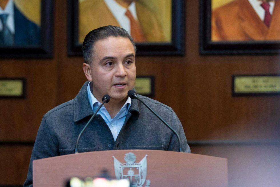 El secretario de Gobierno de Querétaro, Eric Gudiño, supervisa los preparativos para la caravana migrante que regresa al país durante las fiestas decembrinas.