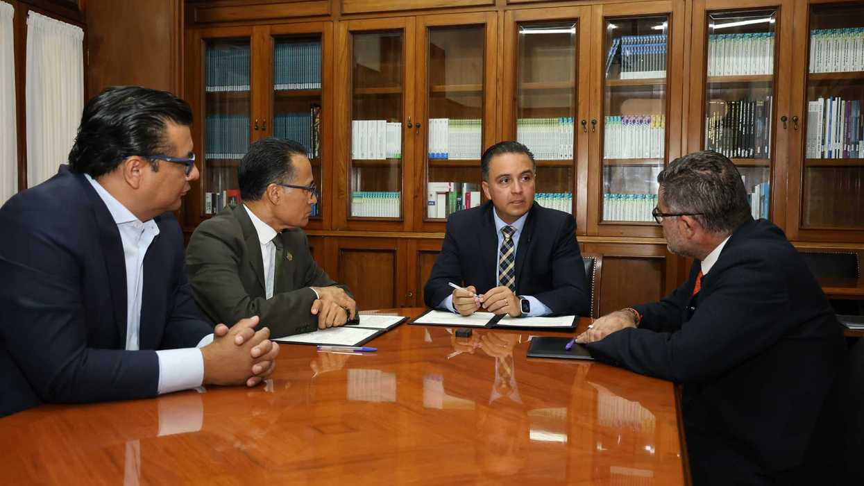 El secretario de Gobierno de Querétaro y representantes del notariado en la firma del acuerdo de folios notariales digitales.