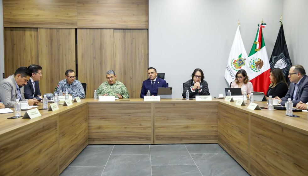 El secretario de Seguridad Ciudadana Iov\u00e1n El\u00edas P\u00e9rez Hern\u00e1ndez durante la sesi\u00f3n de la Mesa de Paz en Quer\u00e9taro