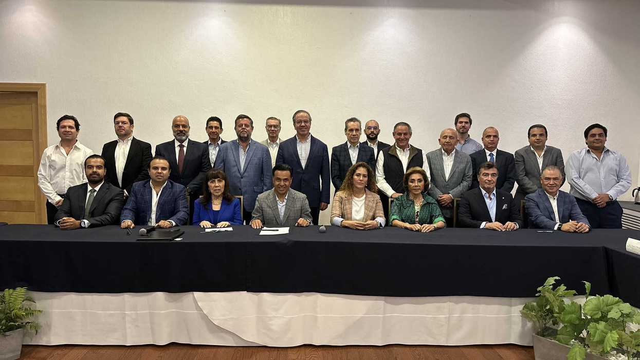 El secretario Luis Nava al centro de la mesa de trabajo con el Consejo del Club de Industriales de Querétaro