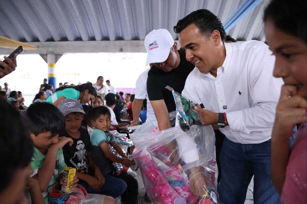 El secretario Luis Nava entrega juguetes en festejo del D\u00eda del Ni\u00f1o en La Barreta, Santa Rosa J\u00e1uregui, Quer\u00e9taro.