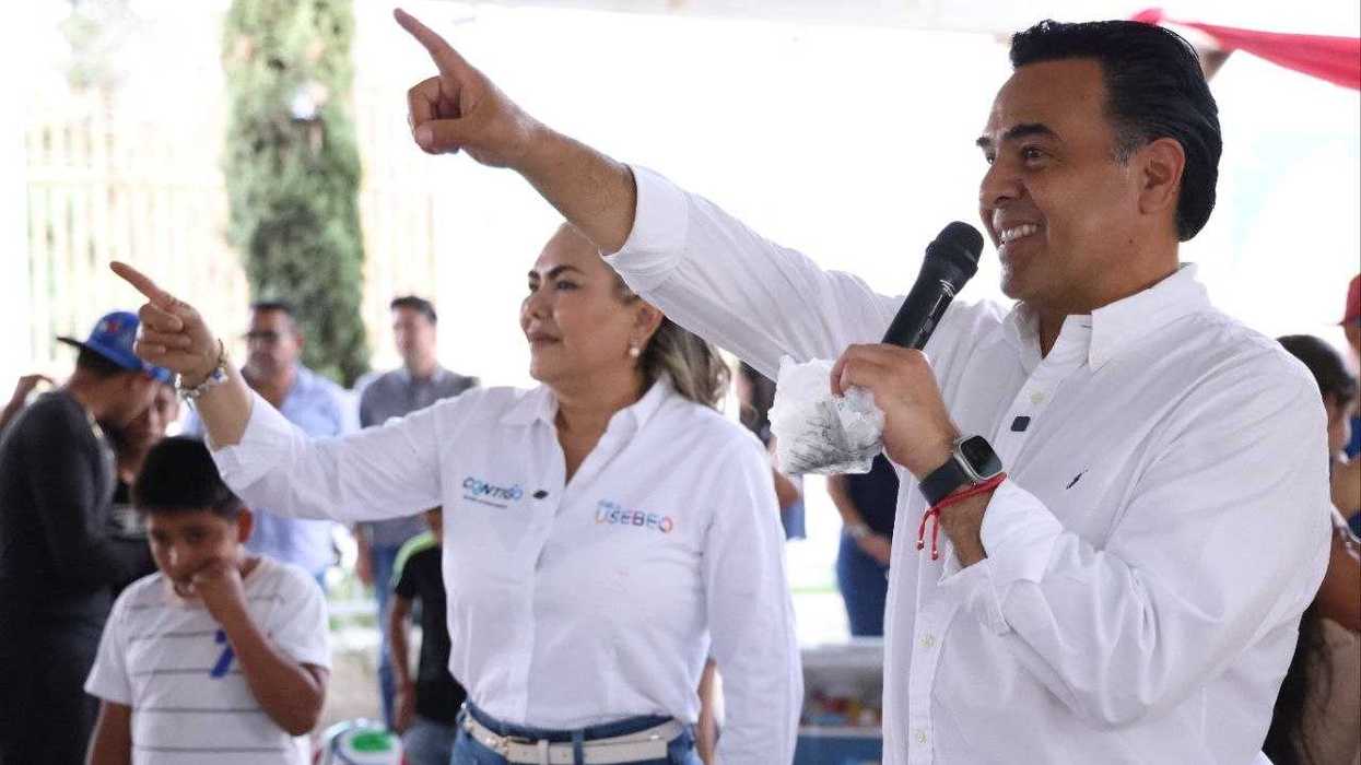 El secretario Luis Nava entrega juguetes en festejo del Día del Niño en La Barreta, Santa Rosa Jáuregui, Querétaro.