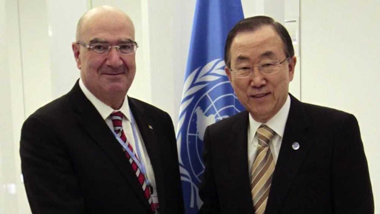 El secretario mexicano de Medio Ambiente y Recursos Naturales, Juan José Guerra Abud, estrecha la mano del secretario general de la ONU, Ban Ki-moon. NOTIMEX