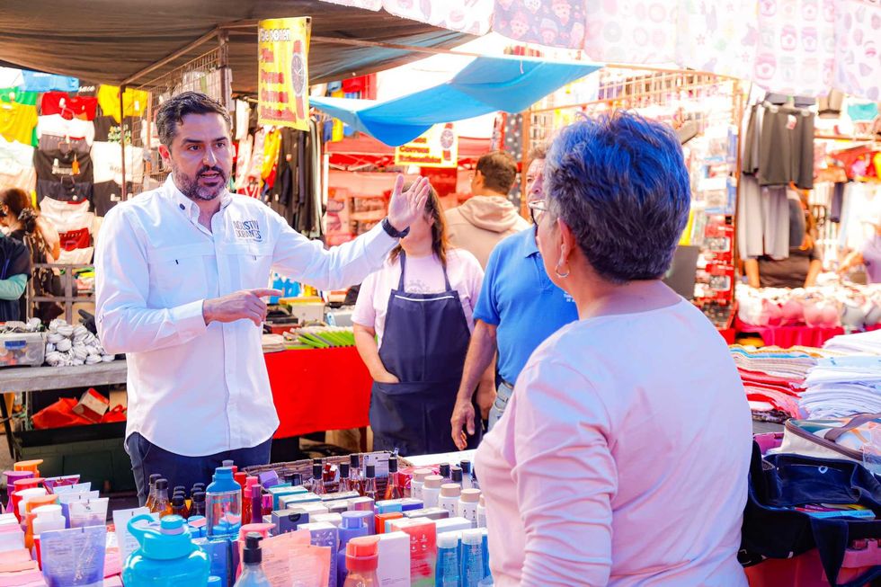 El senador Agust\u00edn Dorantes conversa con comerciantes en el tianguis de Lomas de Casablanca, Quer\u00e9taro.