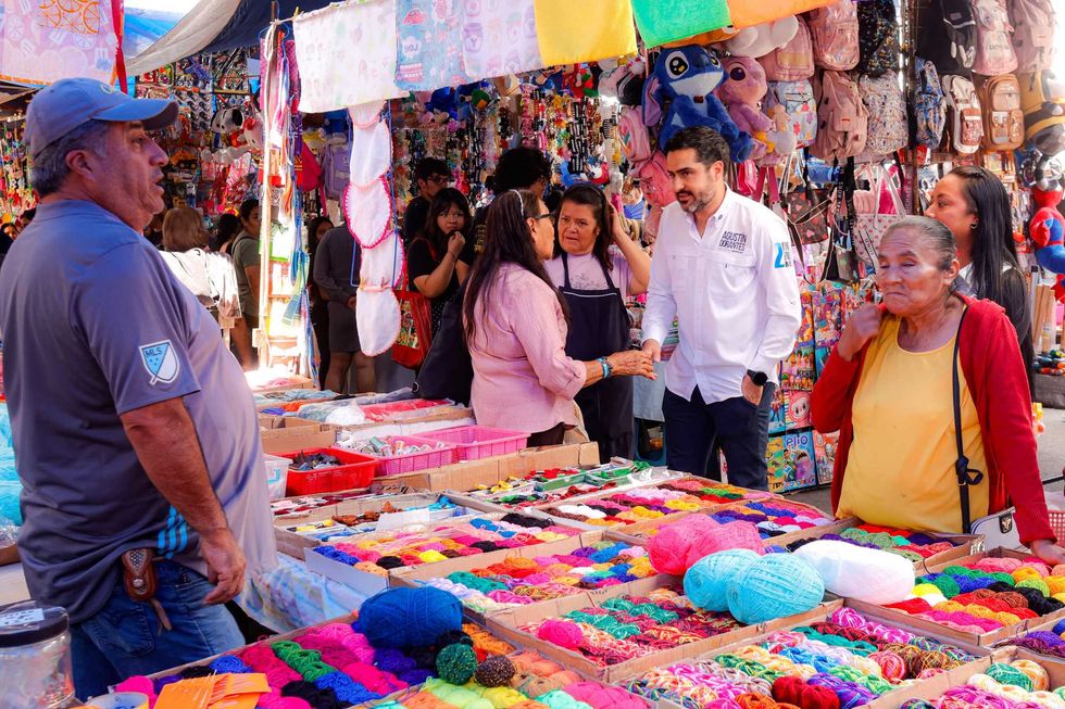 El senador Agust\u00edn Dorantes conversa con comerciantes en el tianguis de Lomas de Casablanca, Quer\u00e9taro.