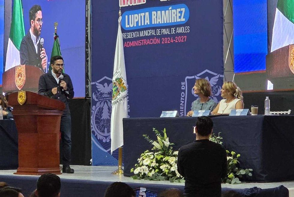 El senador Agust\u00edn Dorantes L\u00e1mbarri toma la palabra durante el quinto informe de gobierno de Lupita Ram\u00edrez en Pinal de Amoles.