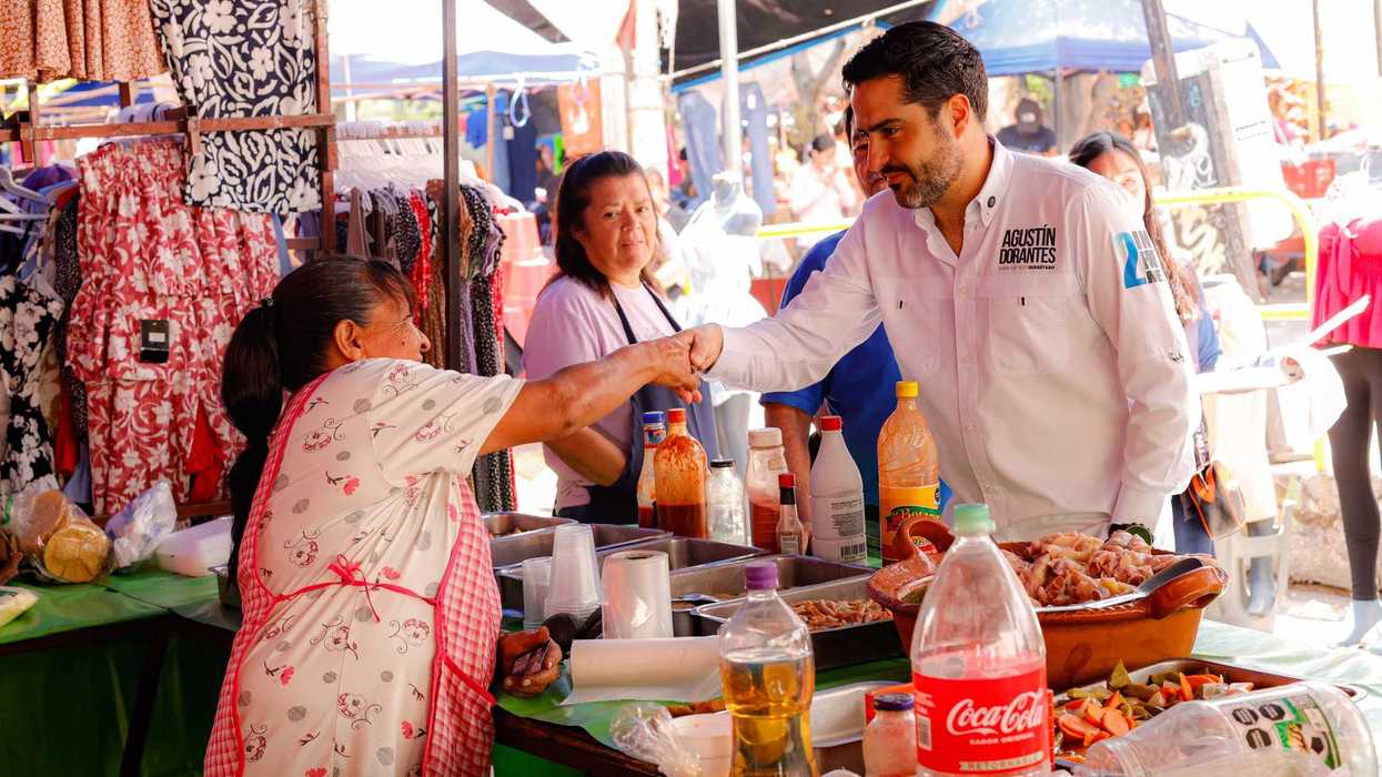 El senador Agustín Dorantes conversa con comerciantes en el tianguis de Lomas de Casablanca, Querétaro.