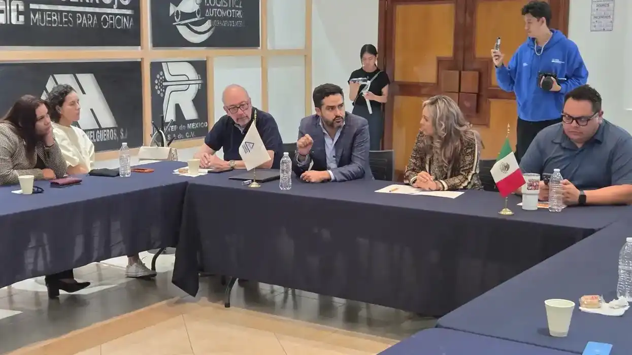 El senador Agustín Dorantes Lámbarri habla ante el Consejo de la CANACO San Juan del Río durante reunión sobre seguridad pública e IMSS en julio de 2026