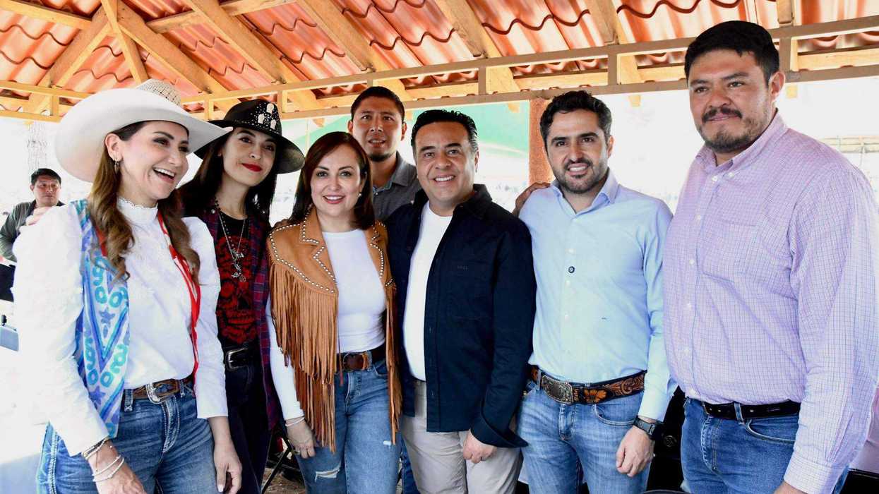 El senador Agustín Dorantes Lámbarri saluda a familias durante la Comida de la Amistad en San Joaquín, Querétaro.