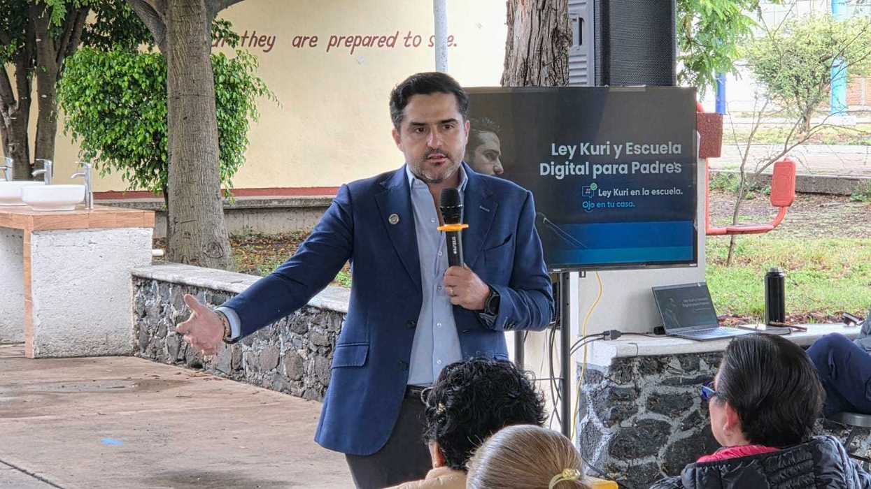 El senador Agustín Dorantes participa en un encuentro con padres de familia durante una presentación sobre la Ley Kuri y la Escuela Digital en Querétaro.