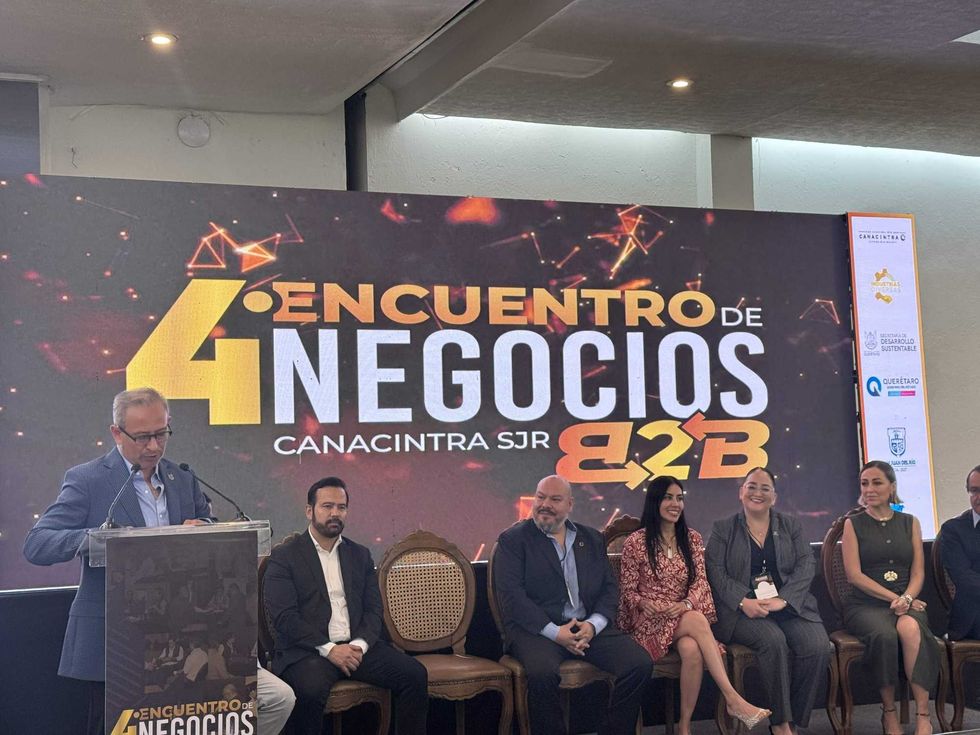 El subsecretario Genaro Montes Díaz de SEDESU advierte sobre crisis de incertidumbre en encuentro empresarial queretano.