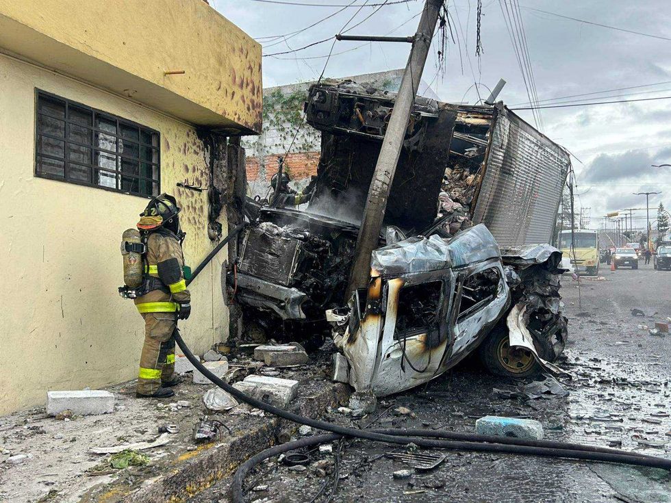 El Torton arrastró vehículos a su paso antes de incendiarse en avenida México, arteria que conecta la autopista México-Querétaro con la zona oriente.