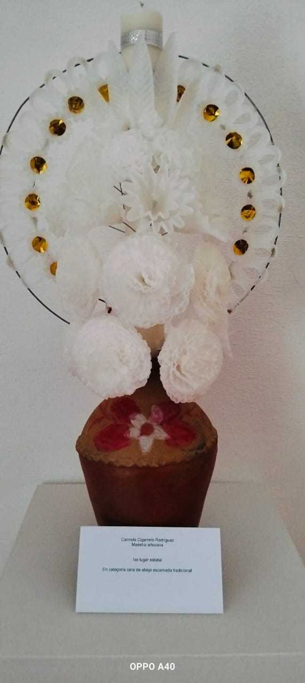 Elaboraci\u00f3n de sirios de cera de abeja escamada en Axochiapan. Una pieza puede requerir semanas de trabajo y hasta 40 p\u00e9talos por flor.