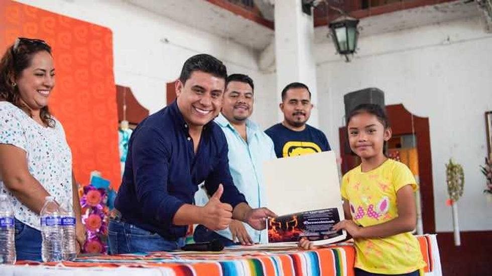 Elaboraci\u00f3n de sirios de cera de abeja escamada en Axochiapan. Una pieza puede requerir semanas de trabajo y hasta 40 p\u00e9talos por flor.