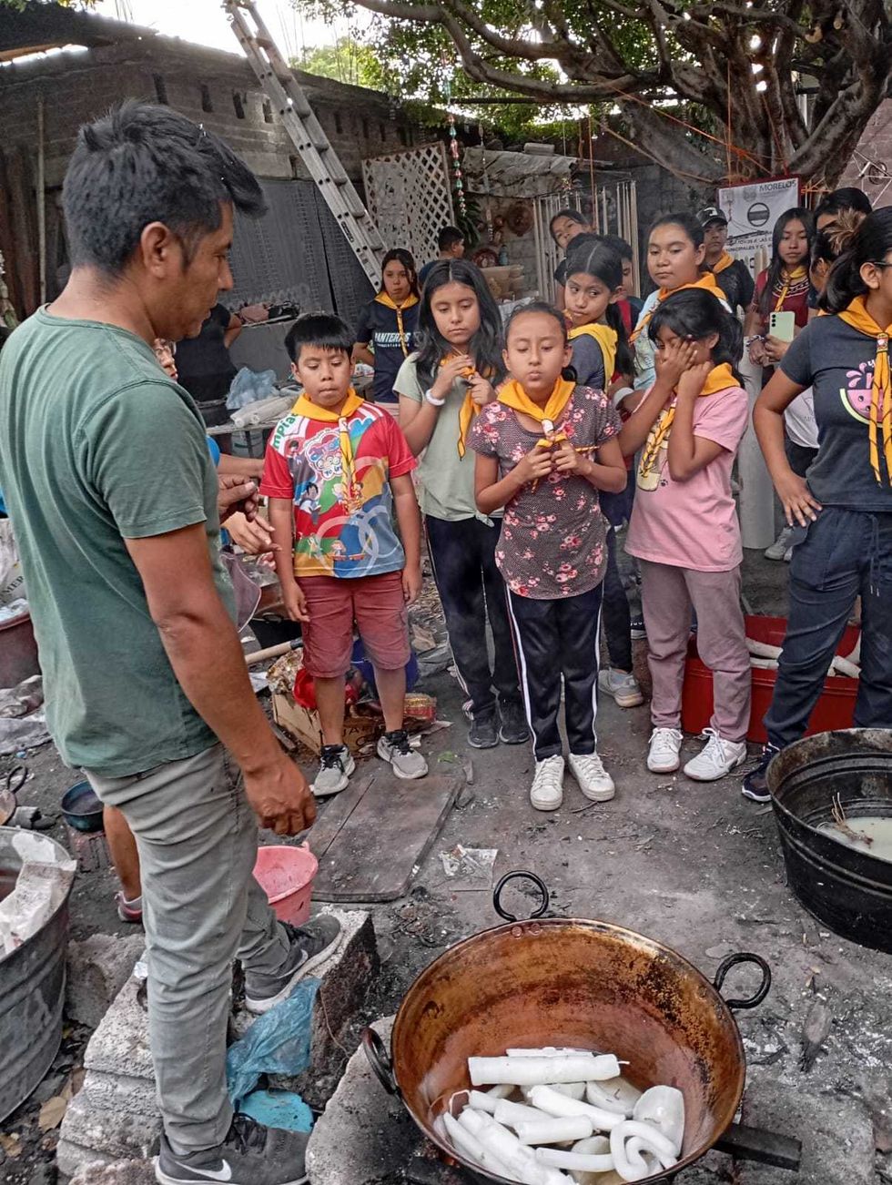 Elaboraci\u00f3n de sirios de cera de abeja escamada en Axochiapan. Una pieza puede requerir semanas de trabajo y hasta 40 p\u00e9talos por flor.