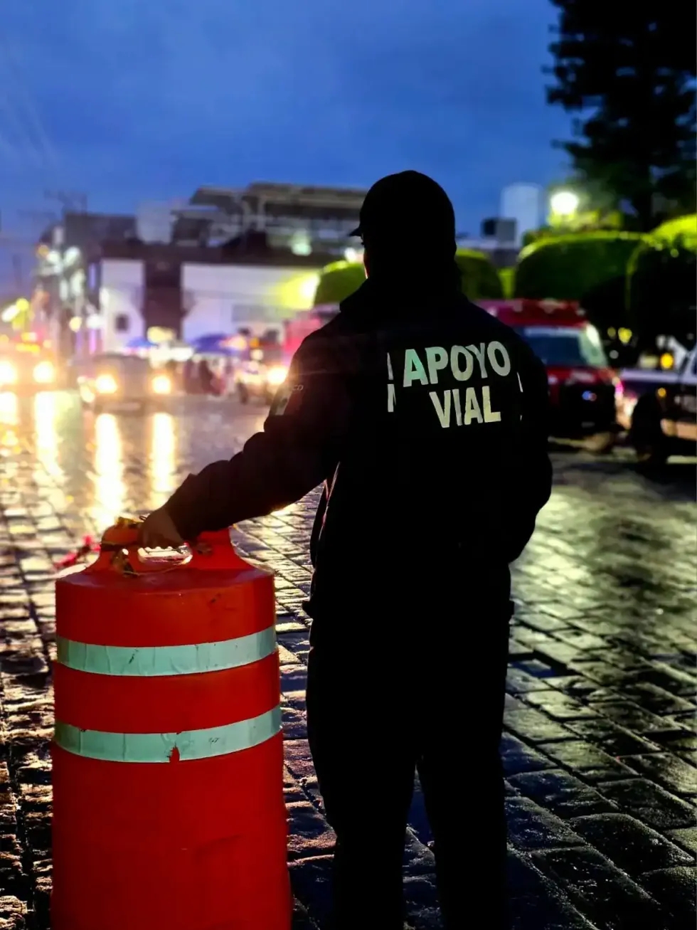 Elemento de Apoyo Vial coloca se\u00f1alizaci\u00f3n en una calle del centro de San Juan del R\u00edo.