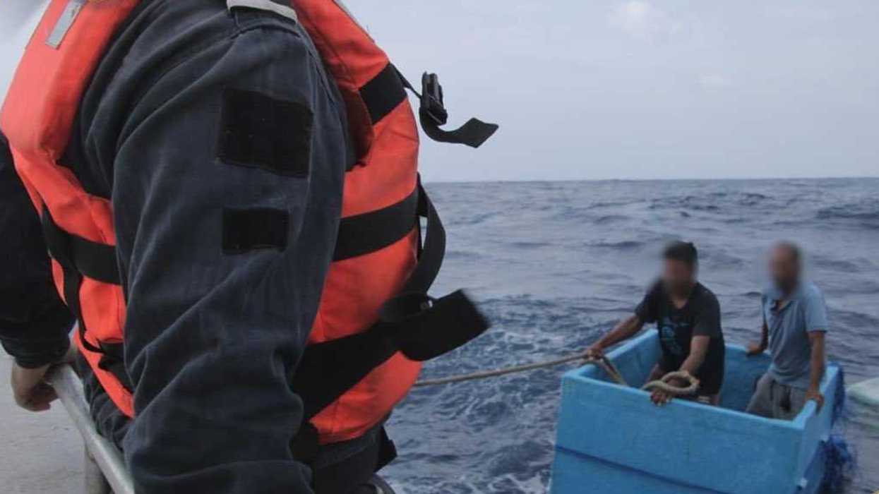 Elemento de la Armada de México en operativo de rescate de dos pescadores localizados en hielera en el Pacífico de Chiapas