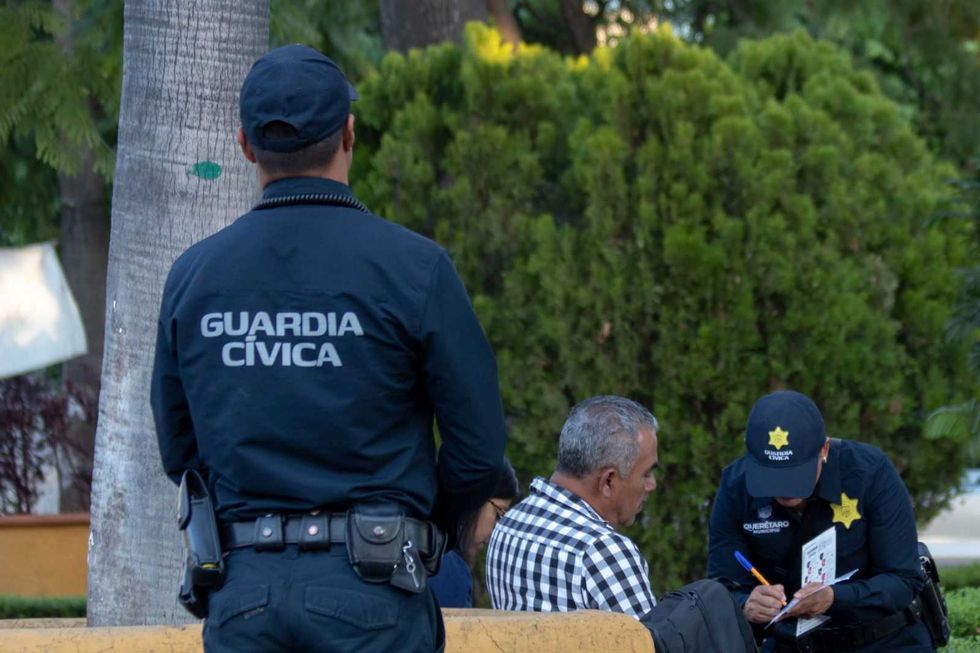Elemento de la Guardia C\u00edvica de Quer\u00e9taro atiende a un ciudadano en un espacio p\u00fablico