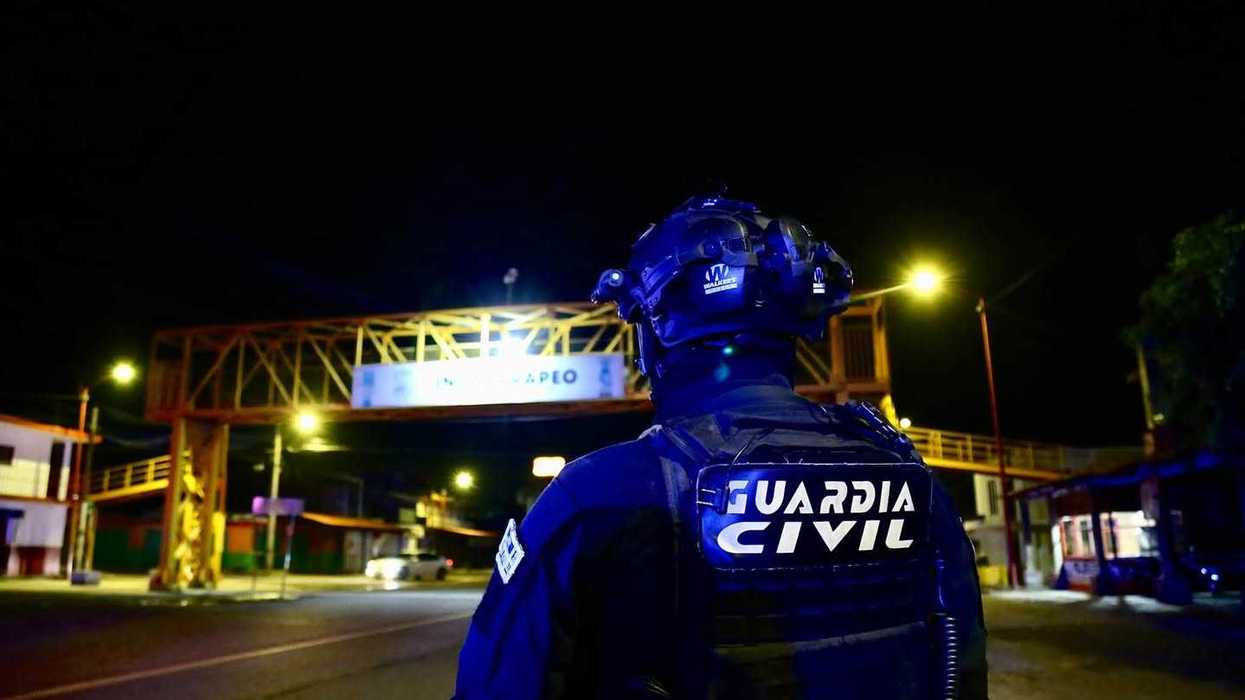 Elemento de la Guardia Civil de Michoacán durante labores de vigilancia nocturna en la región de Charo, Indaparapeo y Queréndaro.
