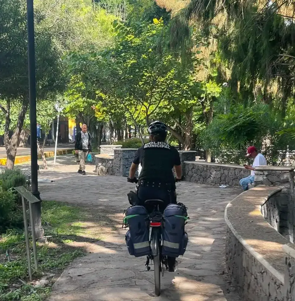 Elemento de la Polic\u00eda Municipal de Quer\u00e9taro patrulla en bicicleta un parque de la ciudad