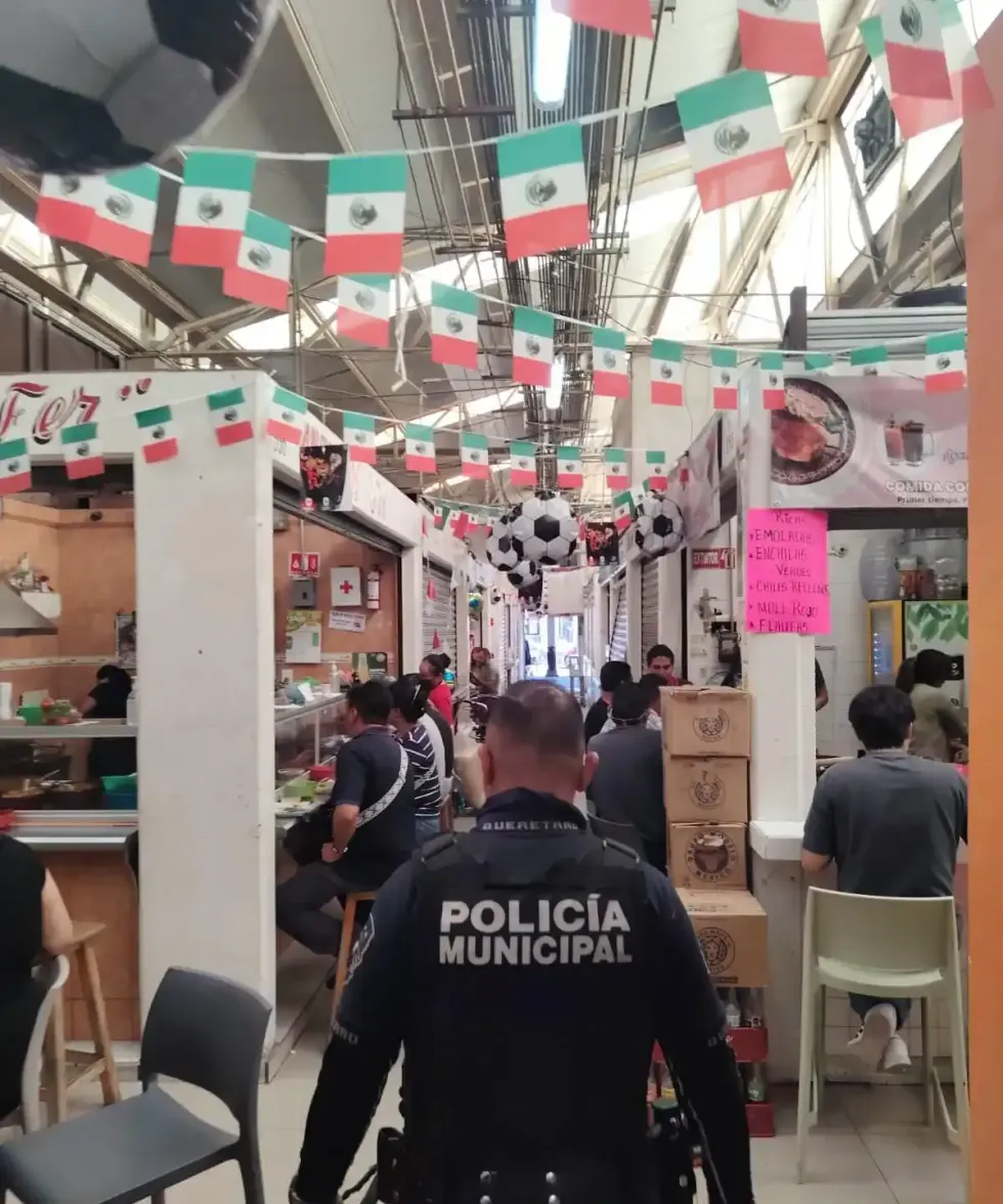 Elemento de la Polic\u00eda Municipal de Quer\u00e9taro realiza recorrido dentro de un mercado local