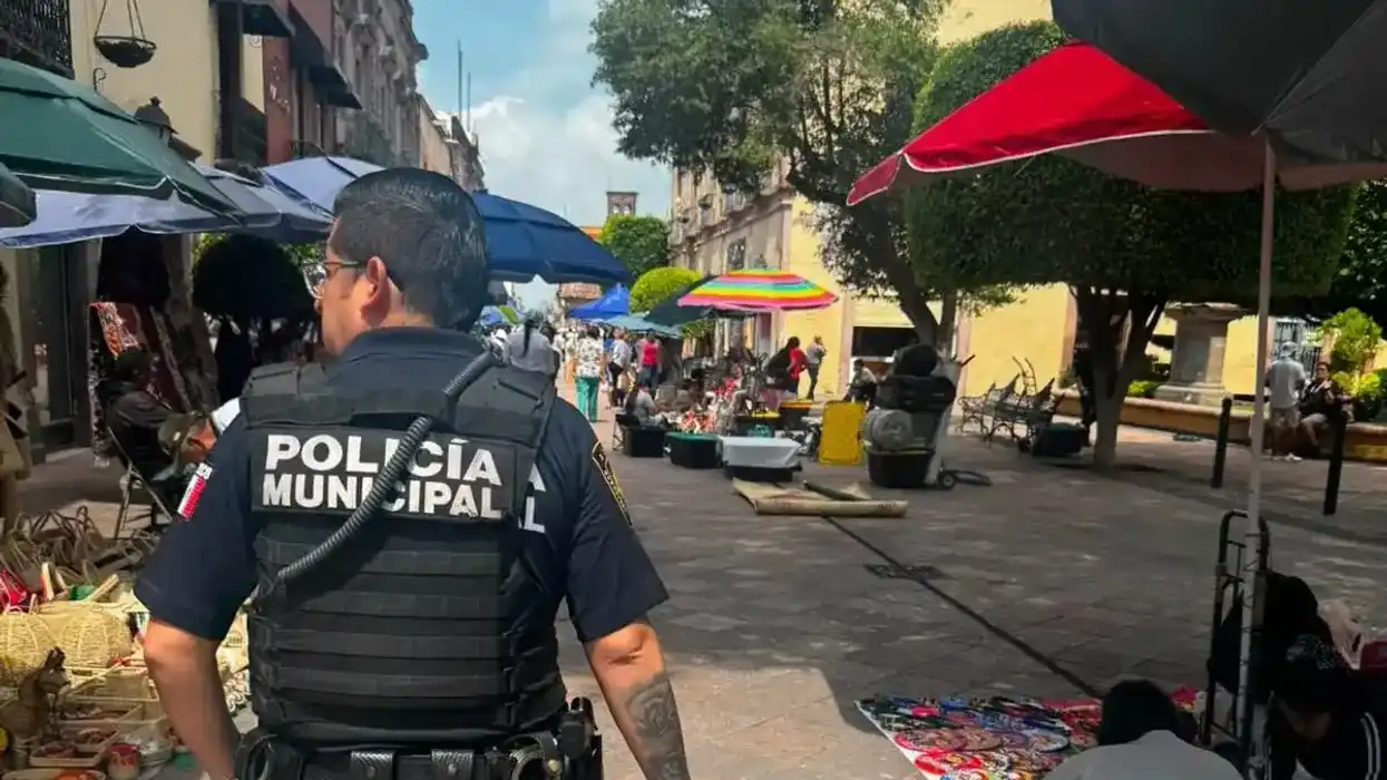 Elemento de la Policía Municipal de Querétaro realiza recorrido preventivo a pie en el Centro Histórico
