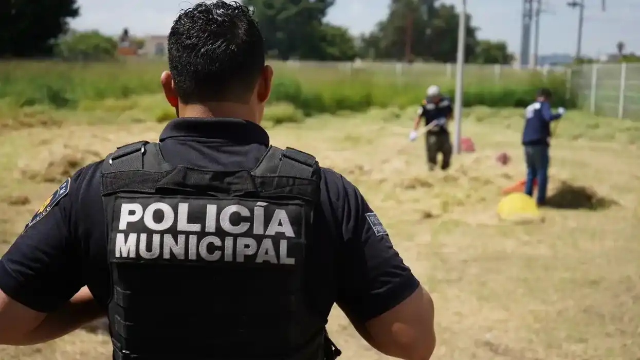 Elemento de la Policía Municipal de Querétaro supervisa trabajo pericial durante operativo de seguridad, 2026.
