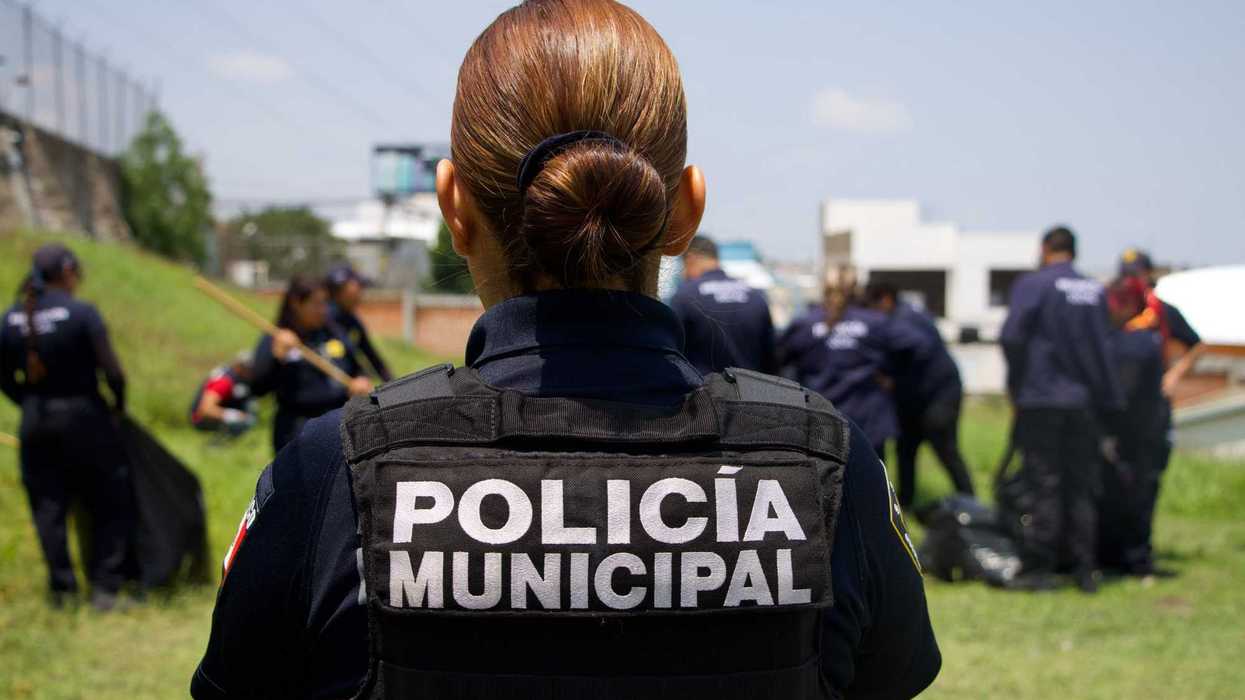 Elemento de la Policía Municipal supervisa jornada de trabajo comunitario en Querétaro