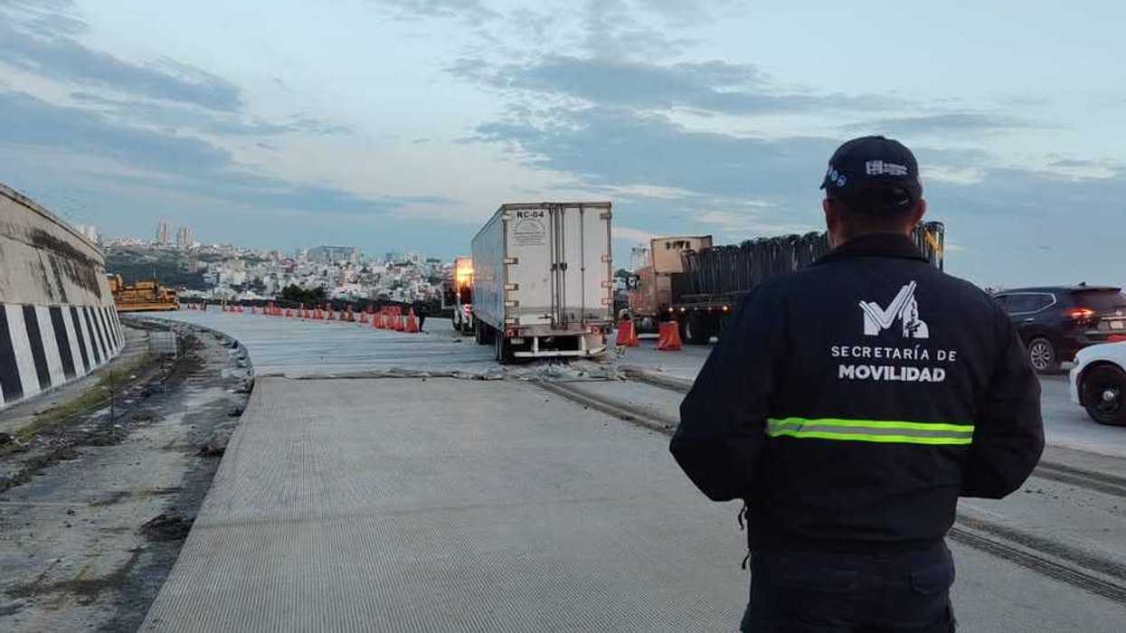 Elemento de la Secretaría de Movilidad ante los trabajos en la autopista México-Querétaro, a la altura de la Cuesta China