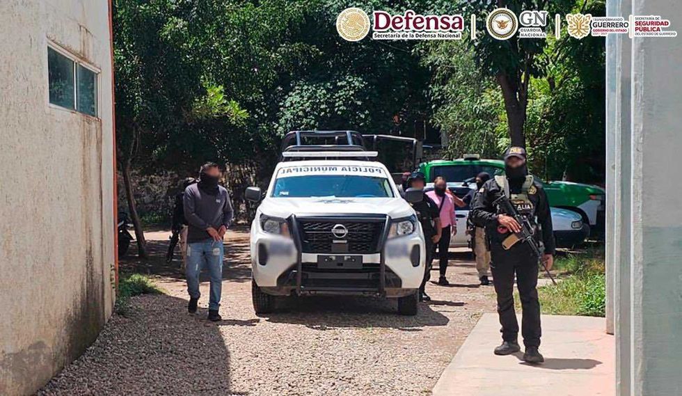 Elemento de seguridad resguarda instalaciones durante los cateos del operativo contra la extorsi\u00f3n en Guerrero.
