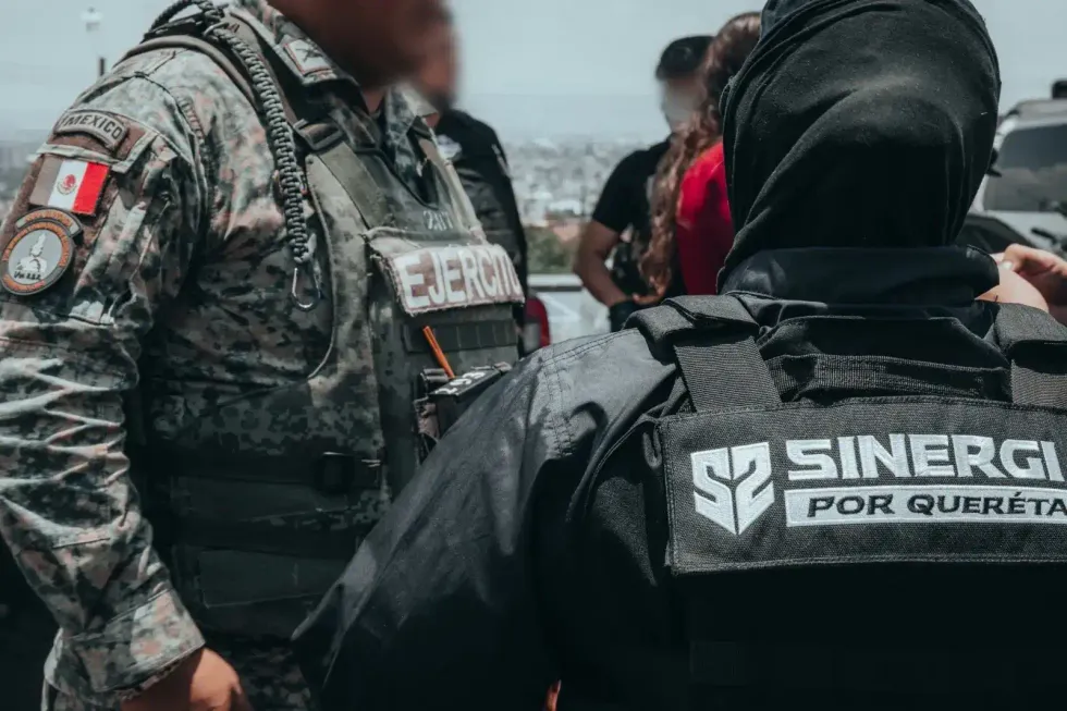 Elemento de Sinergia por Quer\u00e9taro y polic\u00eda armado durante operativo de cateo en Quer\u00e9taro.