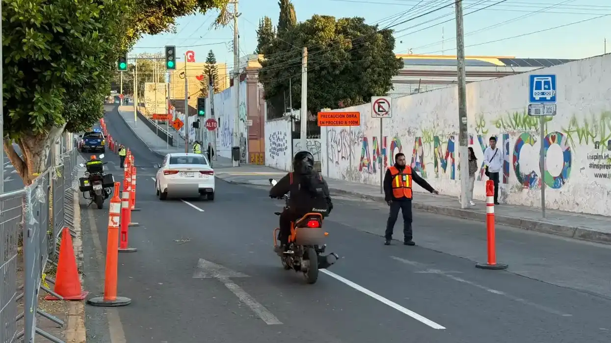 Elemento vial dirige el tránsito junto a conos y vallas sobre Corregidora Norte en Querétaro