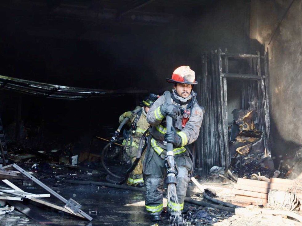 Elementos Bomberos Quer\u00e9taro durante maniobras extinci\u00f3n incendio comercio Villas del Sol enero 2026