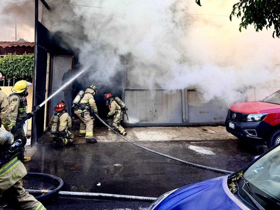 Elementos Bomberos Quer\u00e9taro durante maniobras extinci\u00f3n incendio comercio Villas del Sol enero 2026