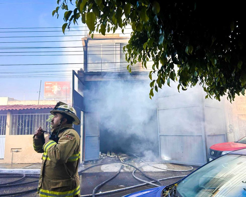 Elementos Bomberos Quer\u00e9taro durante maniobras extinci\u00f3n incendio comercio Villas del Sol enero 2026