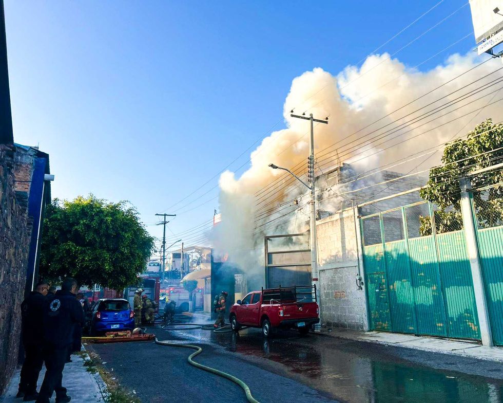 Elementos Bomberos Quer\u00e9taro durante maniobras extinci\u00f3n incendio comercio Villas del Sol enero 2026