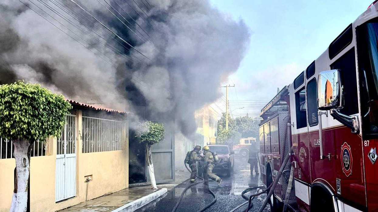 Elementos Bomberos Querétaro durante maniobras extinción incendio comercio Villas del Sol enero 2026