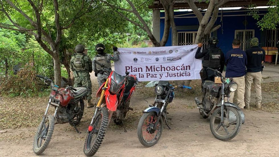 Elementos de Ej\u00e9rcito, Guardia Nacional y Fiscal\u00eda junto a cuatro motocicletas aseguradas en operativo contra c\u00e1maras ilegales en Buenavista, Michoac\u00e1n.