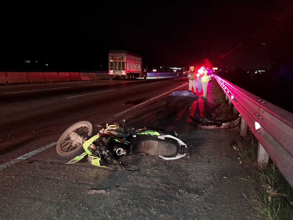 Elementos de emergencia y de la Guardia Nacional resguardan el lugar donde una pareja que viajaba en motocicleta muri\u00f3 tras ser arrollada en la autopista 57, en San Juan del R\u00edo.