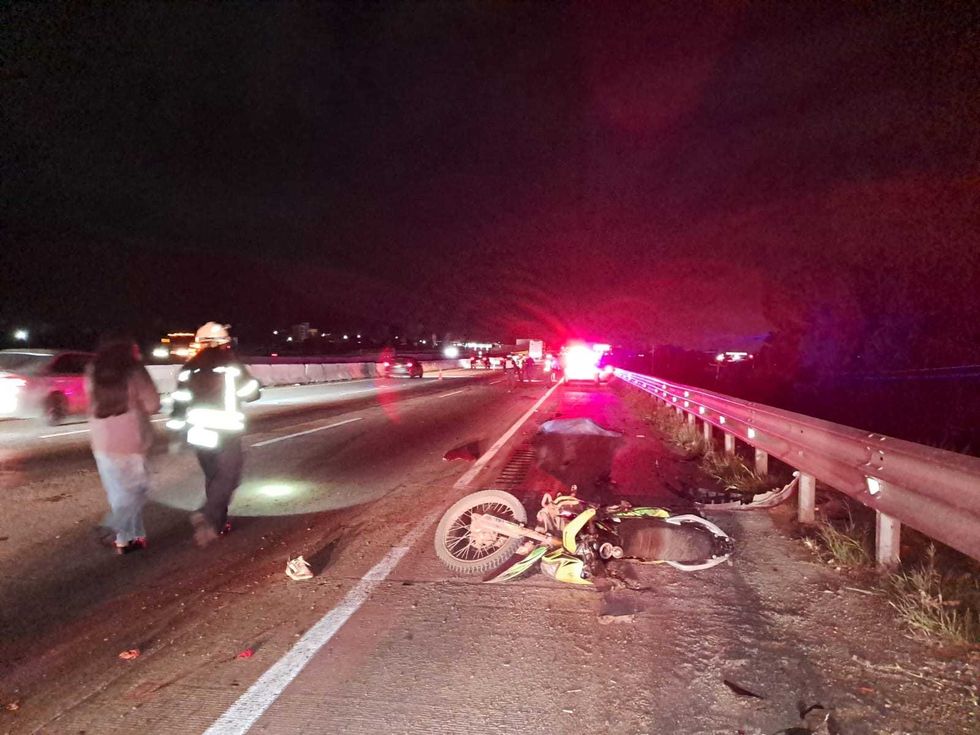 Elementos de emergencia y de la Guardia Nacional resguardan el lugar donde una pareja que viajaba en motocicleta muri\u00f3 tras ser arrollada en la autopista 57, en San Juan del R\u00edo.