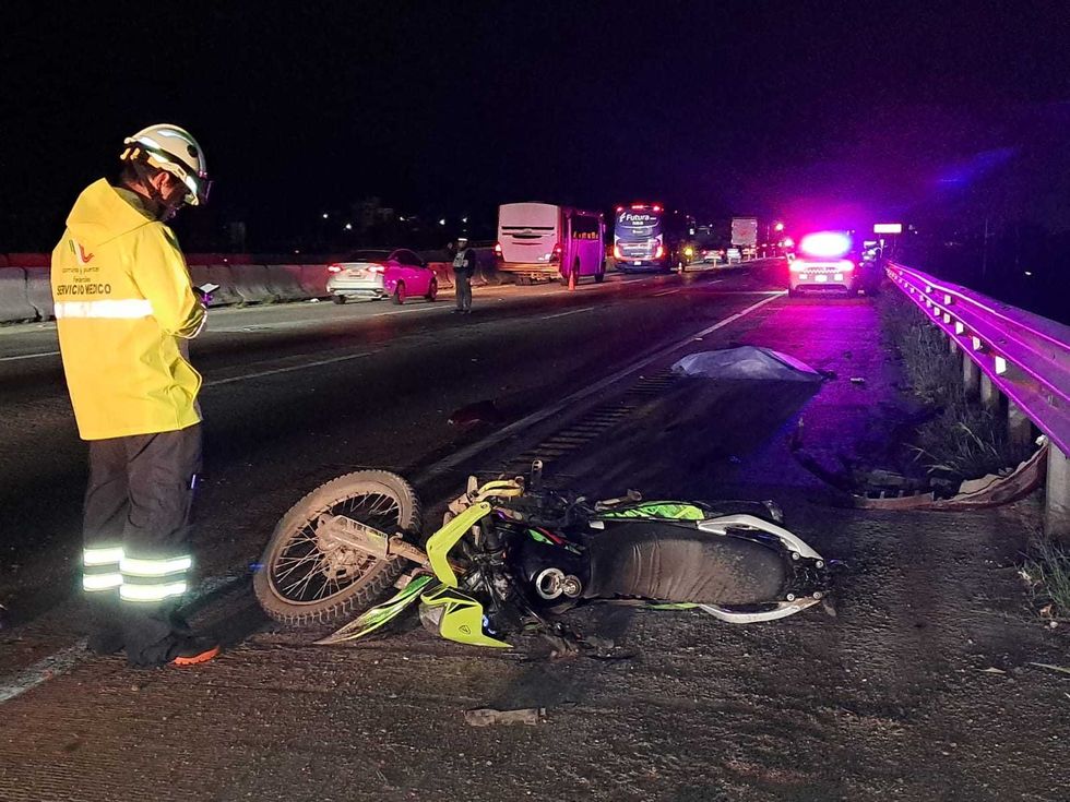 Elementos de emergencia y de la Guardia Nacional resguardan el lugar donde una pareja que viajaba en motocicleta muri\u00f3 tras ser arrollada en la autopista 57, en San Juan del R\u00edo.