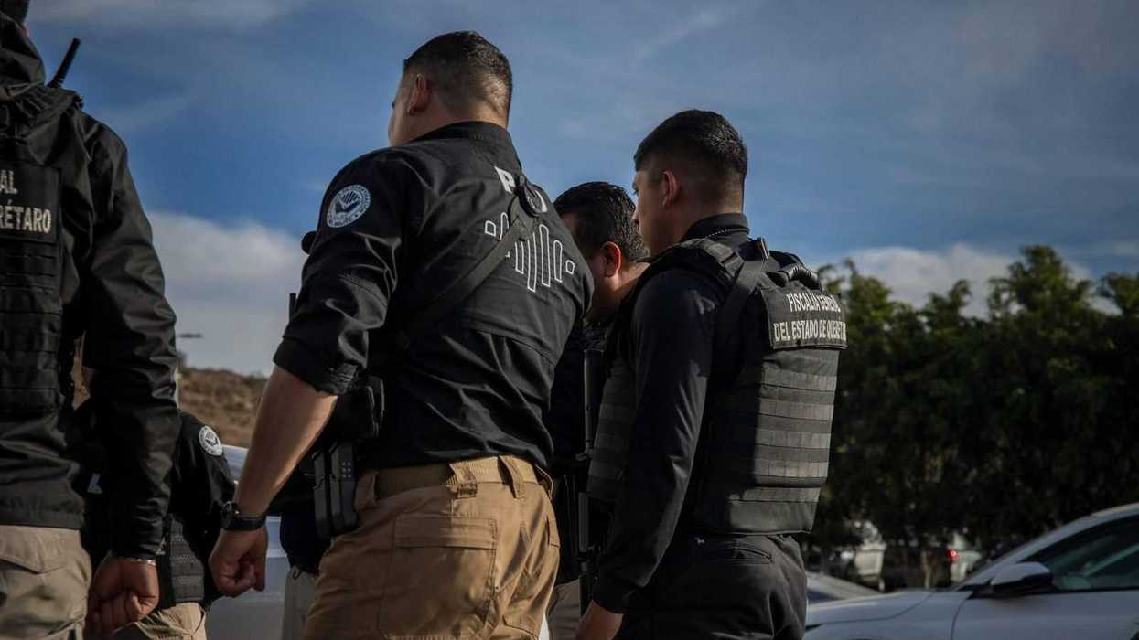 Elementos de fuerzas de seguridad durante operativo de cateos en locales comerciales de la colonia San Rafael en San Juan del Río, Querétaro.