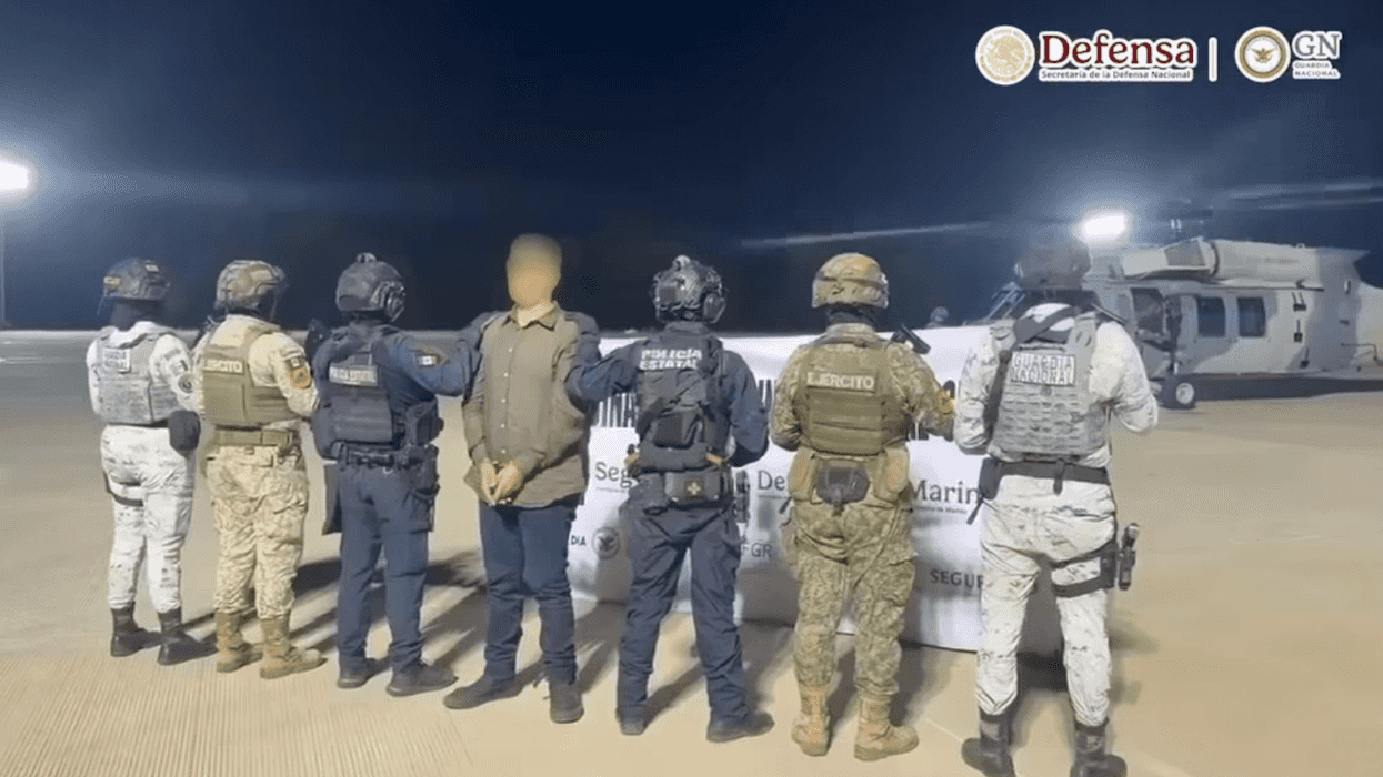 Elementos de fuerzas de seguridad resguardan una zona durante un operativo contra el crimen organizado en Mazatlán, Sinaloa.