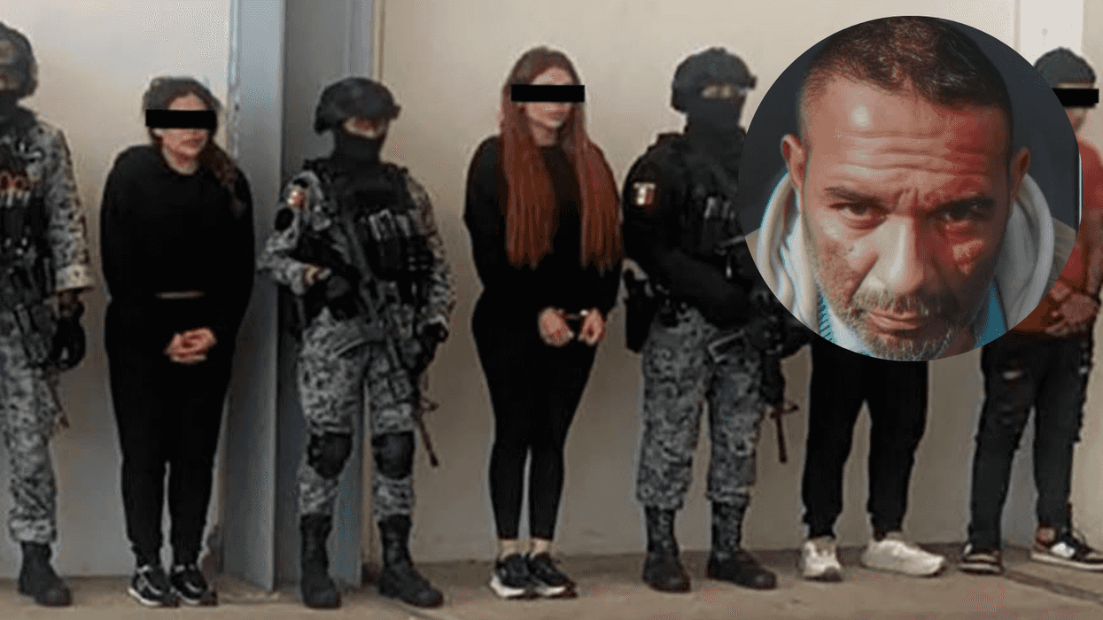 Elementos de fuerzas federales trasladan a personas detenidas durante un operativo de seguridad.