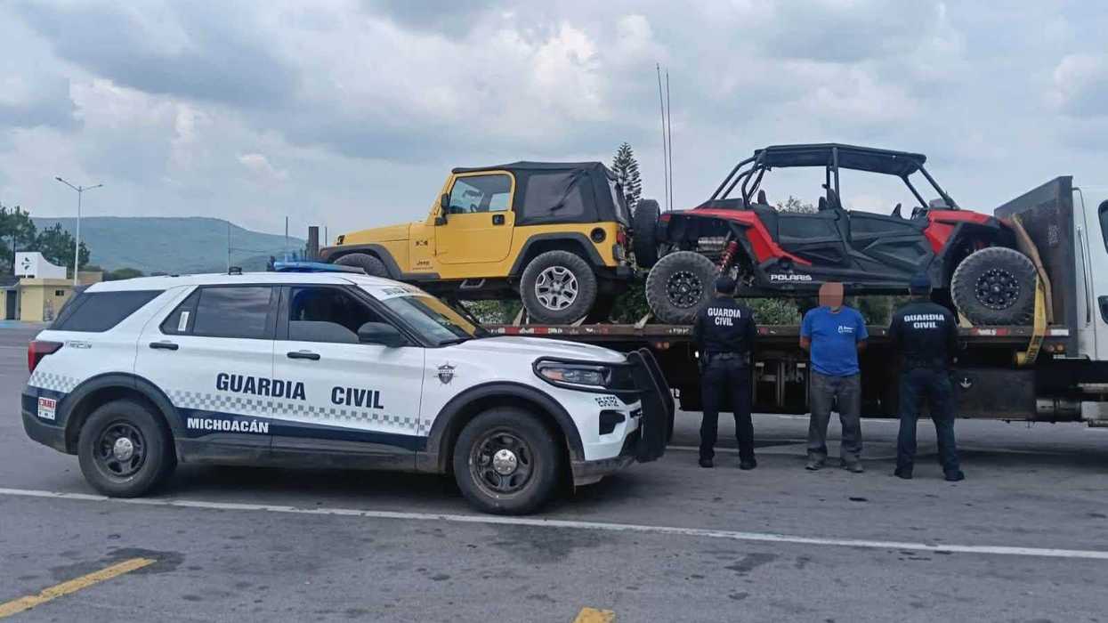 Elementos de Guardia Civil de Michoacán resguardan tractocamión con vehículos en Cuitzeo