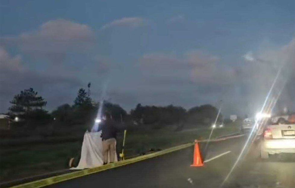 Elementos de Guardia Nacional acordonan zona de atropellamiento fatal en libramiento Norponiente.