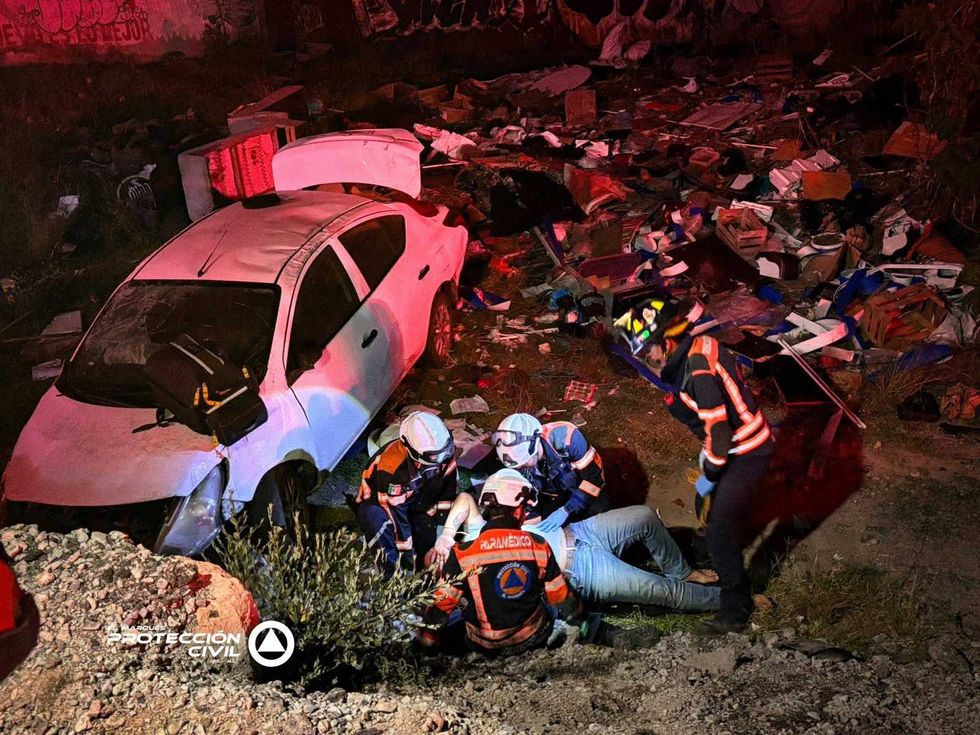 Elementos de Guardia Nacional y Protecci\u00f3n Civil trasladan en camilla a una persona lesionada tras el accidente en la autopista federal 57.