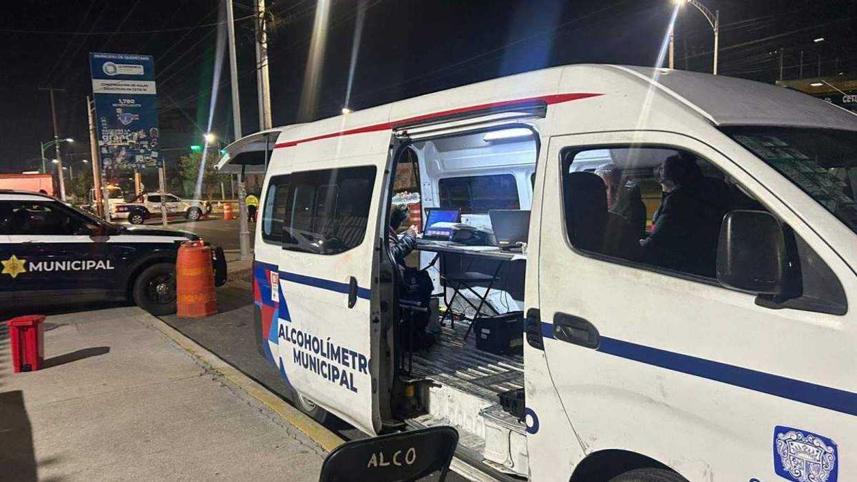 Elementos de Justicia Cívica aplican prueba de alcoholemia a conductor durante operativo nocturno en Querétaro.