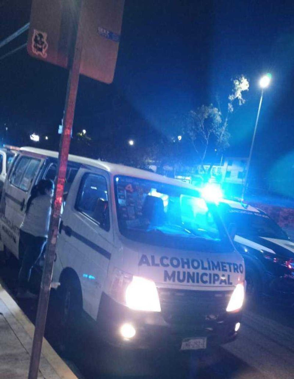 Elementos de Justicia Cívica aplican prueba de alcoholemia a conductor durante operativo nocturno en Querétaro.