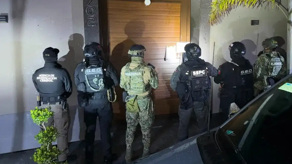 Elementos de la Agencia de Investigación Criminal, Marina, GEO, SSPC y Ejército en cateo nocturno a domicilio durante operativo contra el CJNG.